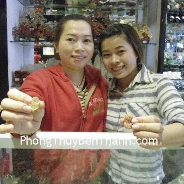 Chị Kiều Trinh - khách hàng mua Tỳ hưu tam thể S934 và Tỳ hưu thạch anh vàng S764