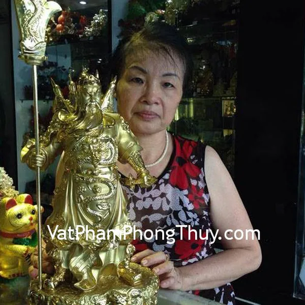 Cô Hải- Khách hàng mua tượng Quan Công E270