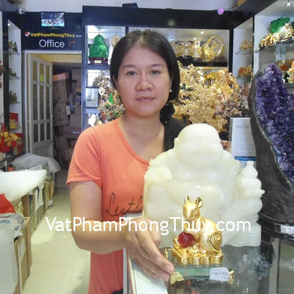 Chị Thu Hà - khách hàng mua tượng chuột bột đá H417G