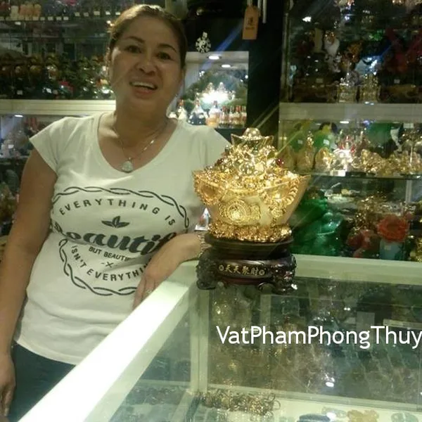 Chị Hồng - khách hàng mua tượng Nguyên Bảo vàng H467G