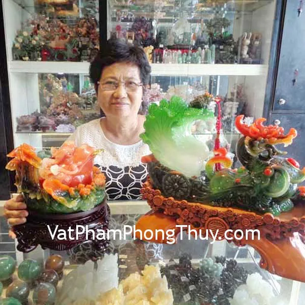Cô Minh - khách hàng mua Tỳ hưu  tài lộc xanh kéo cải K112M, Thiềm thừ cam quanh mẫu đơn đế xoay K130M