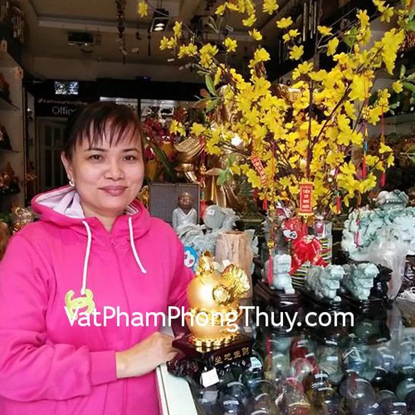 Chị Hồng Thuyên - khách hàng mua tượng Gà vàng ấm trứng trên ngân bảo G069A