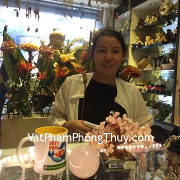 Chị Thanh Hương- khách hàng mua cây tài lộc thạch anh hồng KC060 và quả cầu thạch anh hồng M181-S3-1630