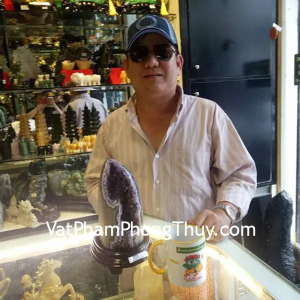 Chú Minh - khách hàng mua bông thạch anh tím H089-17325 và cầu đá thạch anh tím GM142-1108