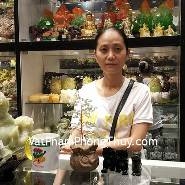 Chị Trang - khách hàng mua cặp tỳ hưu hắc ngà GM009, cây tài lộc đông linh túi tiền KC095 và rồng xanh lam ngọc nhỏ GM041