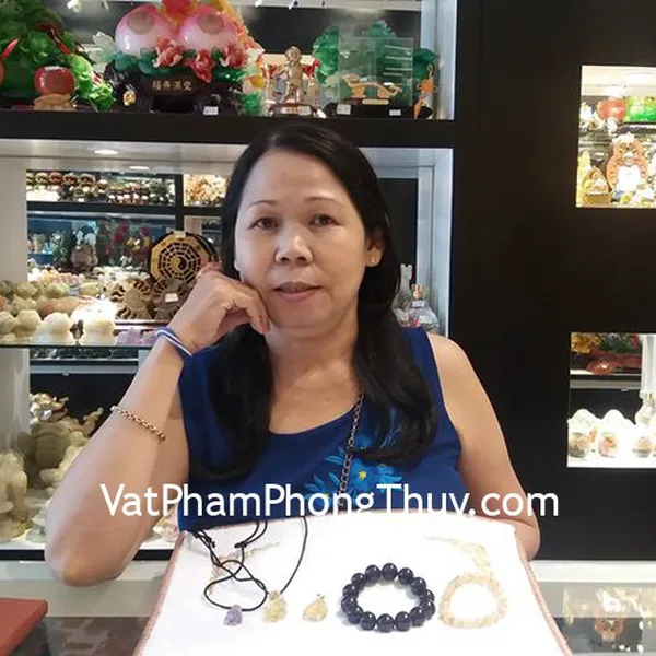 Chị Hồng Diễm - khách hàng mua chuỗi đeo tay thạch anh S6665 và mặt tỳ hưu thạch anh S764