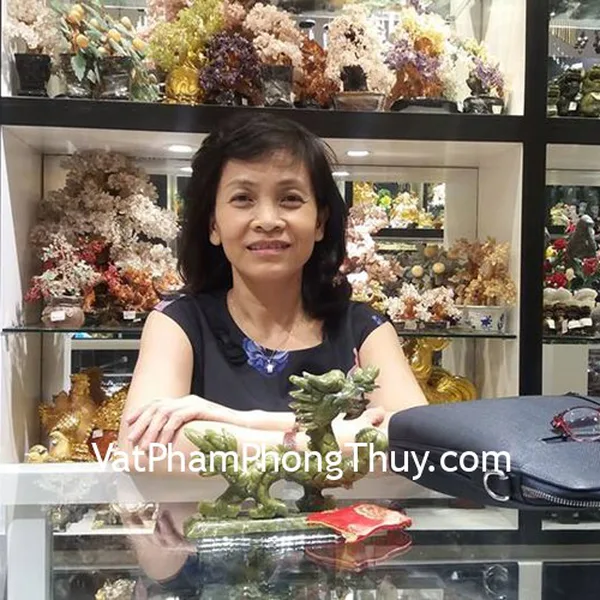 Chị Thuyên - khách hàng mua Rồng đá lam ngọc GM040 và tỳ hưu thạch anh hồng S767