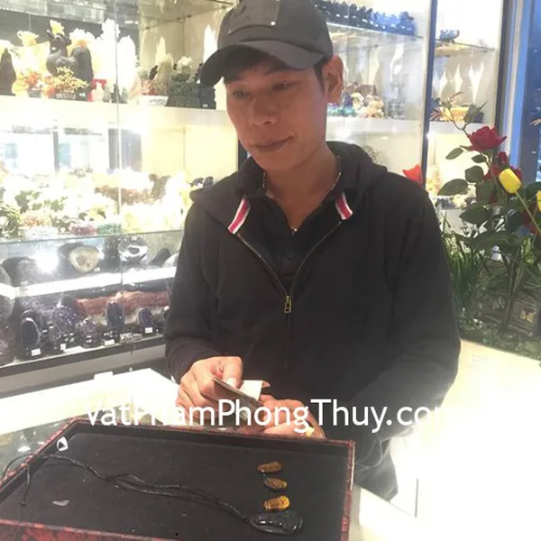Anh Độ - khách hàng mua phật bản mệnh tuổi Mão đá hắc ngà