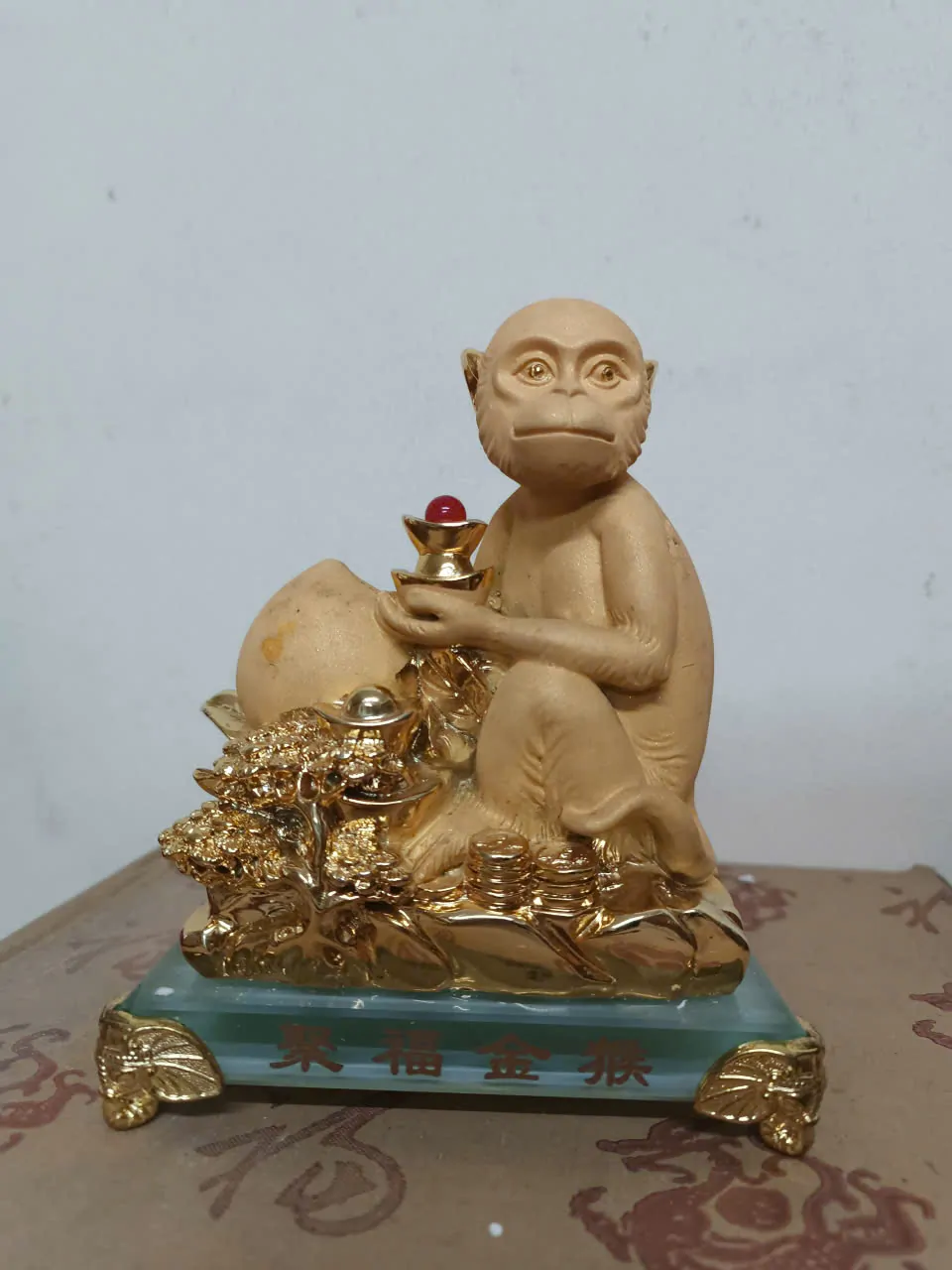 Khỉ cát tường ôm đào nguyên bảo đế thủy tinh - tụ phước kim hầu K074M