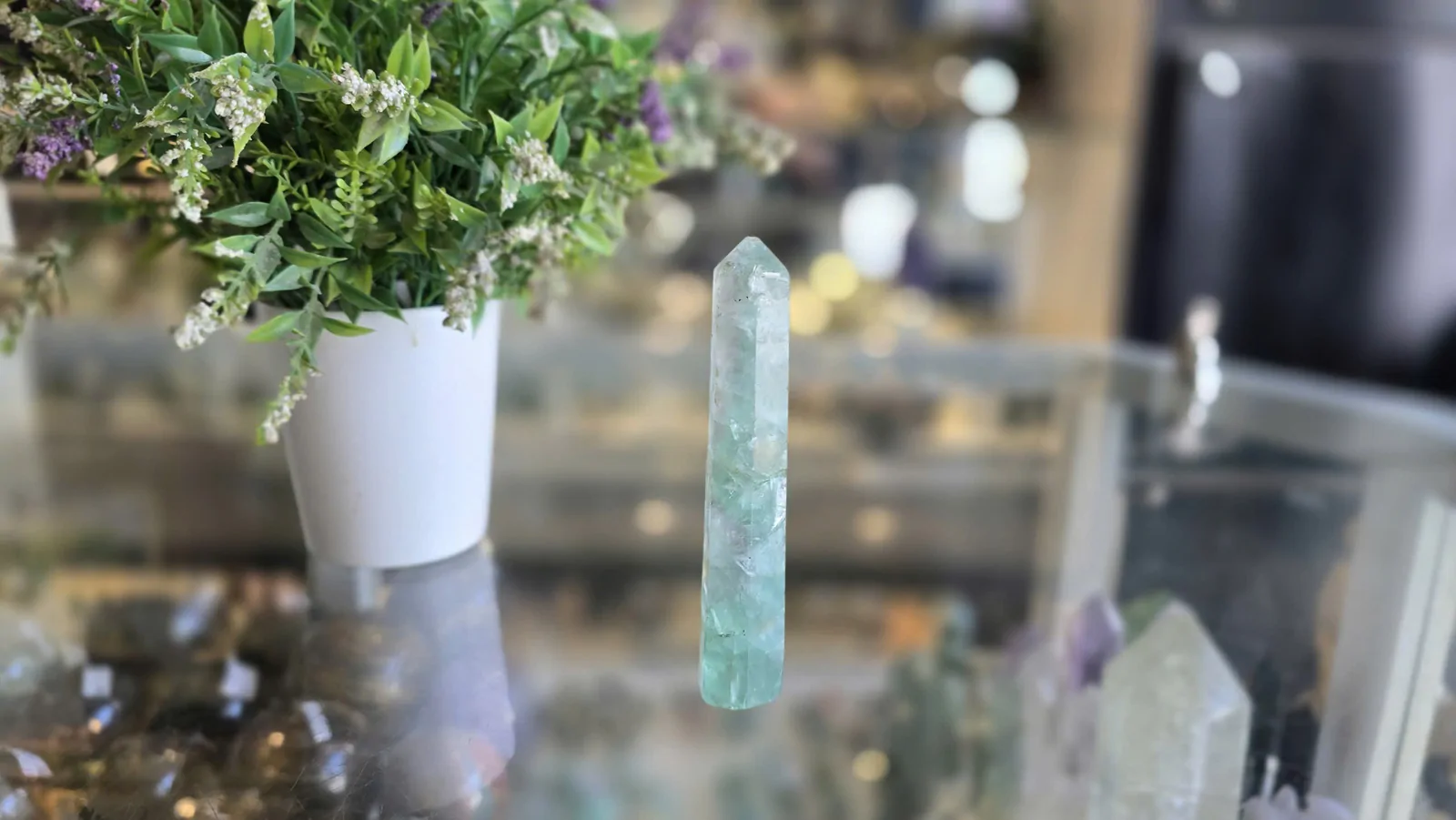 Trụ hình tháp đá dạ quang xanh (130.3g/3168k) K046-S5-413
