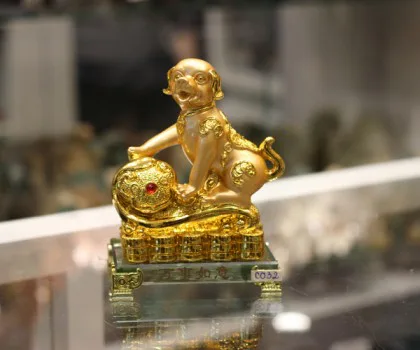 Chó vàng dáng khỉ trên như ý đế thủy tinh - Vạn sự như ý FC032A