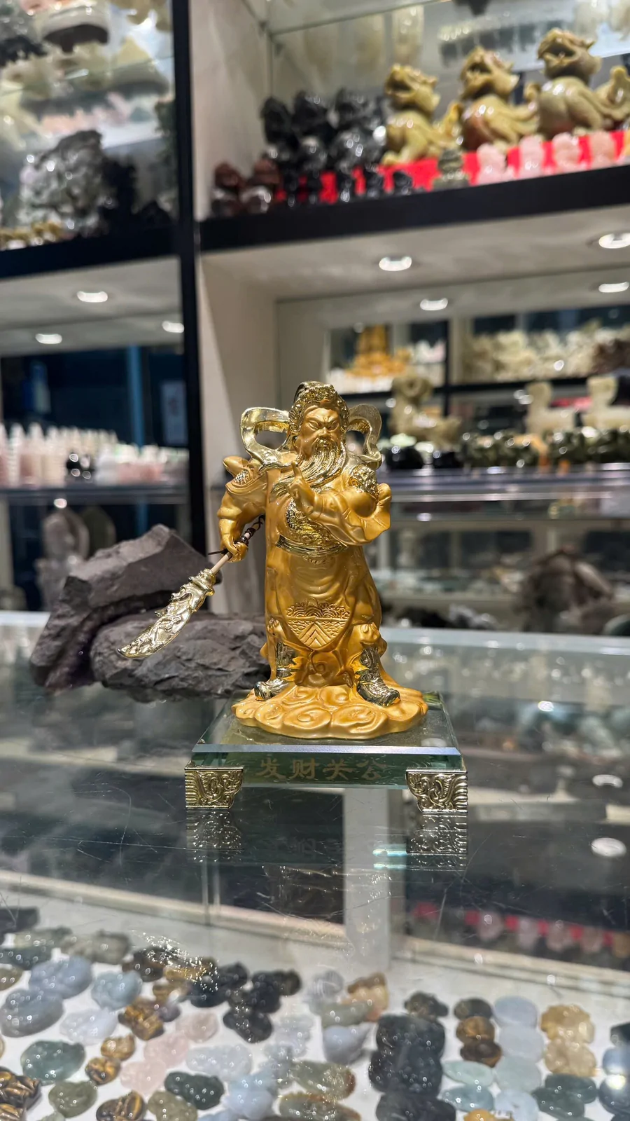 Quan công vàng cầm đao đứng trên đế thủy tinh - Phát tài quan công C148A
