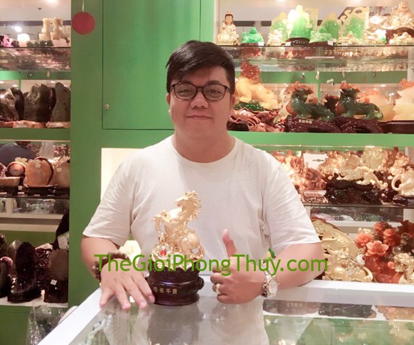 Anh Thông - Khách hàng mua Ngựa ngọc vàng trên như ý vàng đế gỗ tròn FG110A.