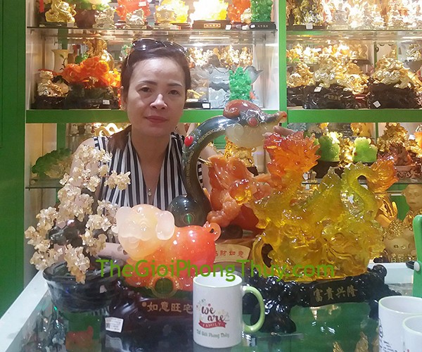 Chị Tuyết - Khách hàng mua Rồng lưu ly trên hồ lô FG087A, Thiềm thừ như ý FE064, Cây tài lộc thạch anh vàng FKC076 và Heo Đỏ Mã Não FH389G
