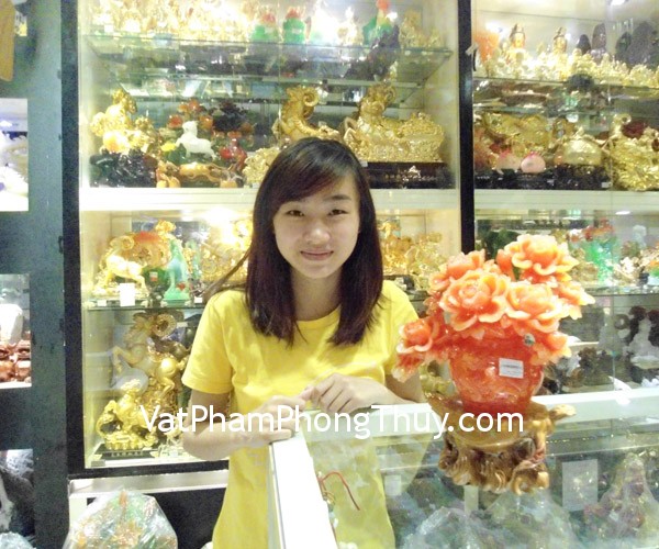Chị Nguyên - khách hàng mua bình mẫu đơn đỏ nhỏ H221G