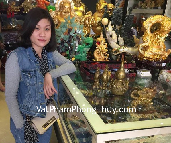 Chị Nga - khách hàng mua hồ lô bát tiên đồng D205 và gà đồng D235