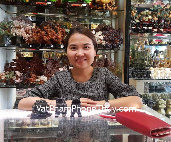 Chị Hạnh - khách hàng mua cặp tỳ hưu bắc kinh đen chuẩn BKD-S và thiềm thừ lam ngọc GM025