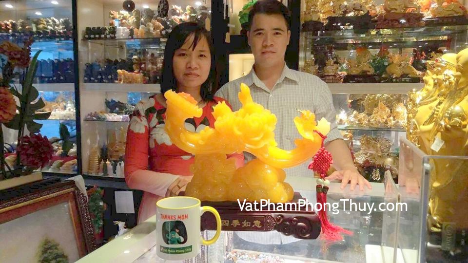 Anh Tâm và chị - khách hàng mua gậy như ý vàng ngọc có mẫu đơn H496G