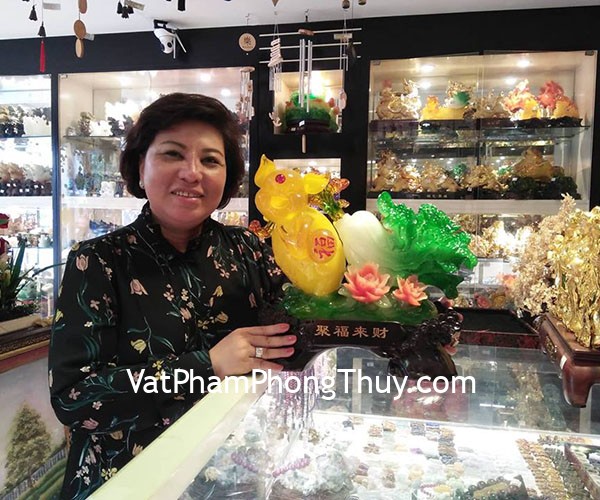 Cô Kim- khách hàng mua tượng Vua heo vàng ngọc kéo bắp cải LN001